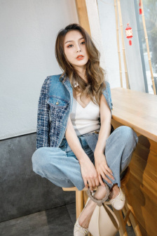 男生和女生在一起玩儿小游戏